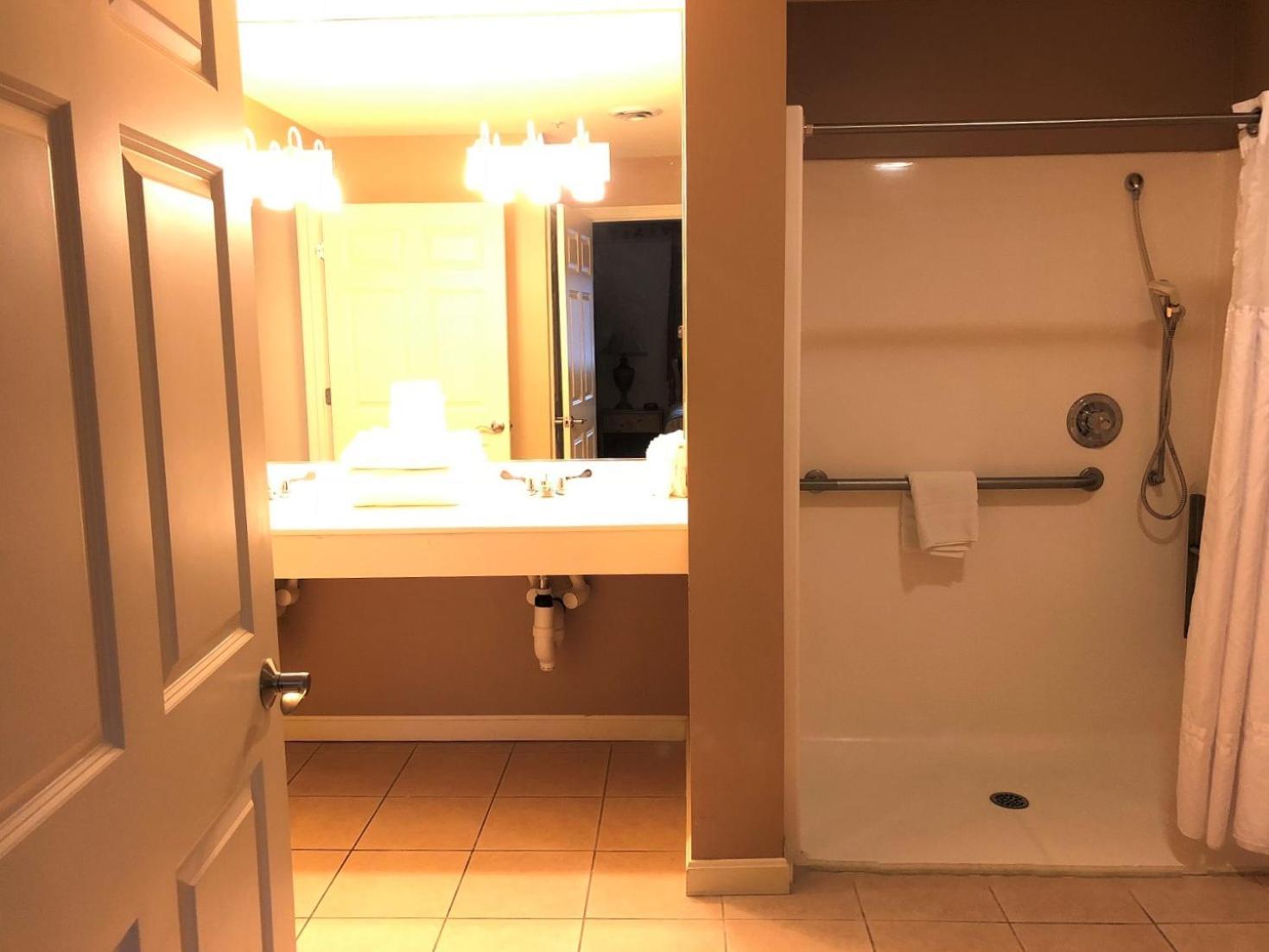 Vacation Village In The Berkshires Hancock Habitación foto A typical bathroom in a hotel