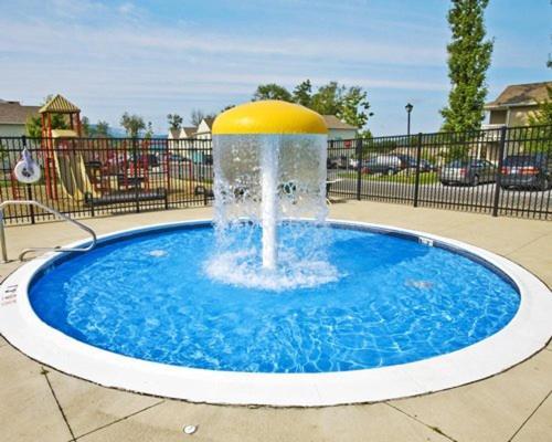 Vacation Village In The Berkshires Hancock Exterior foto A splash pad